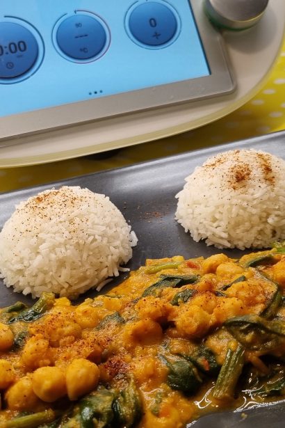 Ceci e spinaci speziati con riso basmati