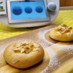 Focaccine soffici con marmellata e mele