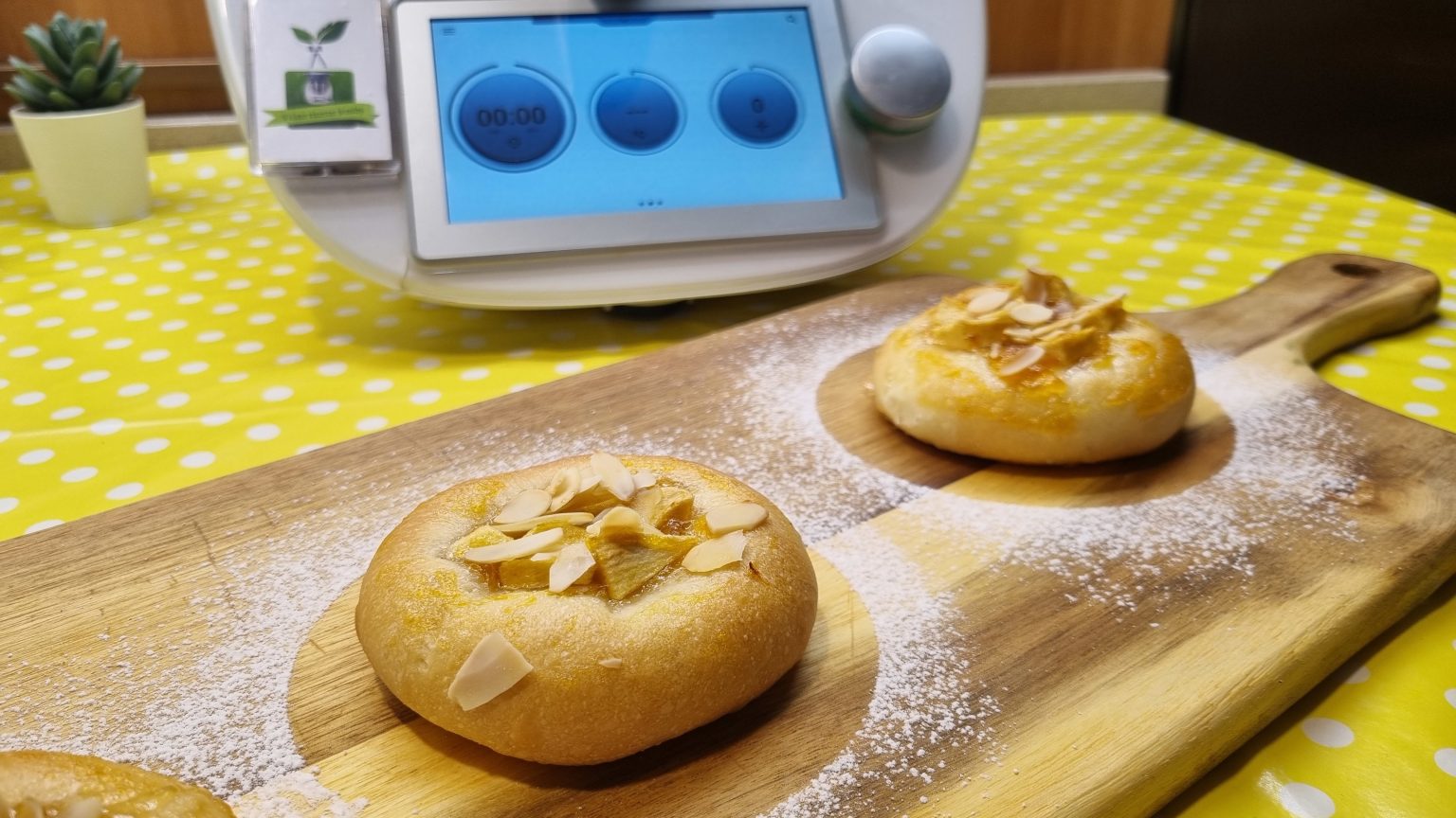 Focaccine soffici con marmellata e mele