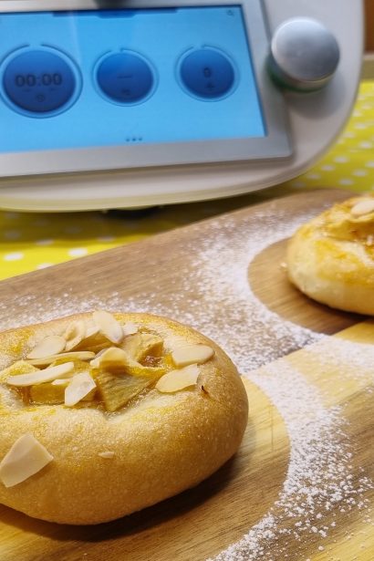 Focaccine soffici con marmellata e mele